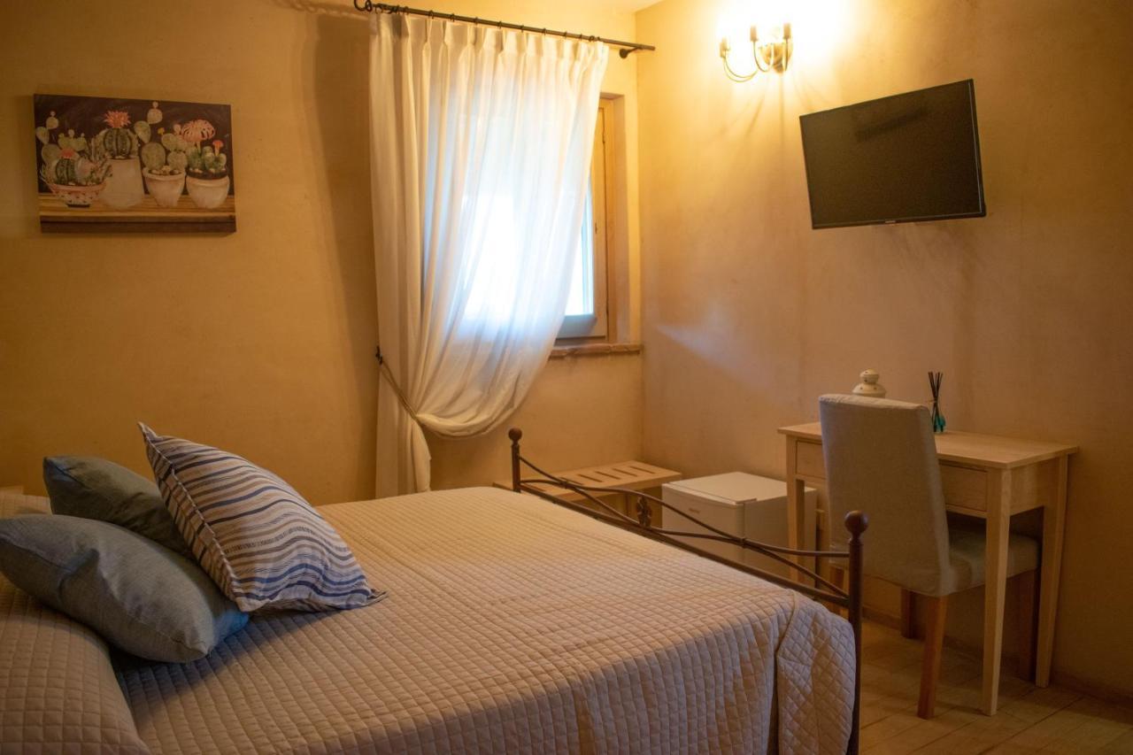Camera Iris - B&B Antico Casale Монте-Сан-Бьяджо Экстерьер фото