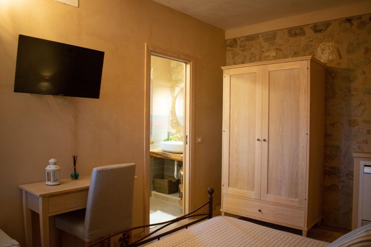 Camera Iris - B&B Antico Casale Монте-Сан-Бьяджо Экстерьер фото